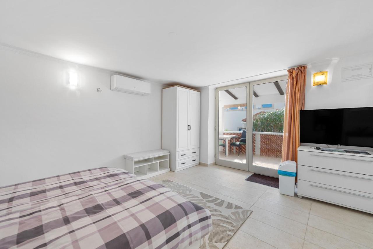 Apartments Joni Cikat มาลีโลชินจ์ ภายนอก รูปภาพ
