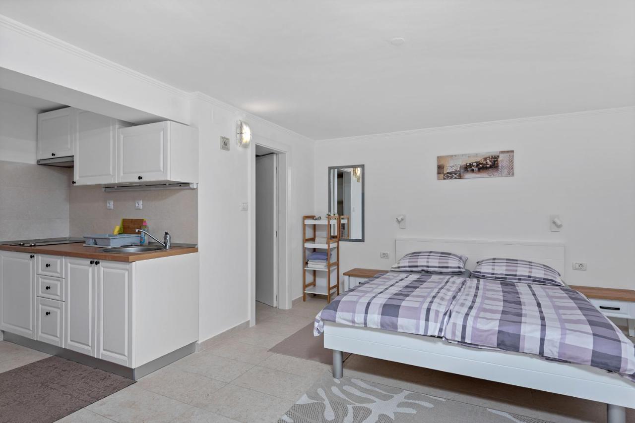 Apartments Joni Cikat มาลีโลชินจ์ ภายนอก รูปภาพ