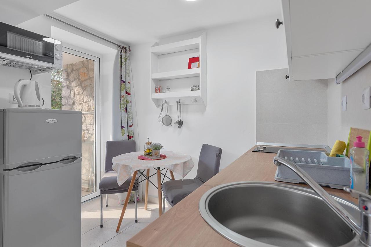 Apartments Joni Cikat มาลีโลชินจ์ ภายนอก รูปภาพ
