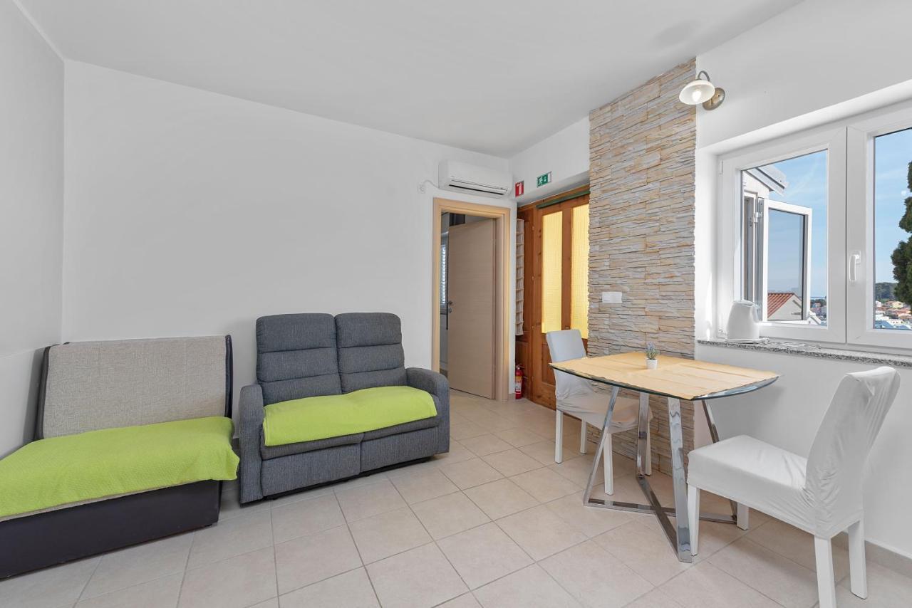 Apartments Joni Cikat มาลีโลชินจ์ ภายนอก รูปภาพ