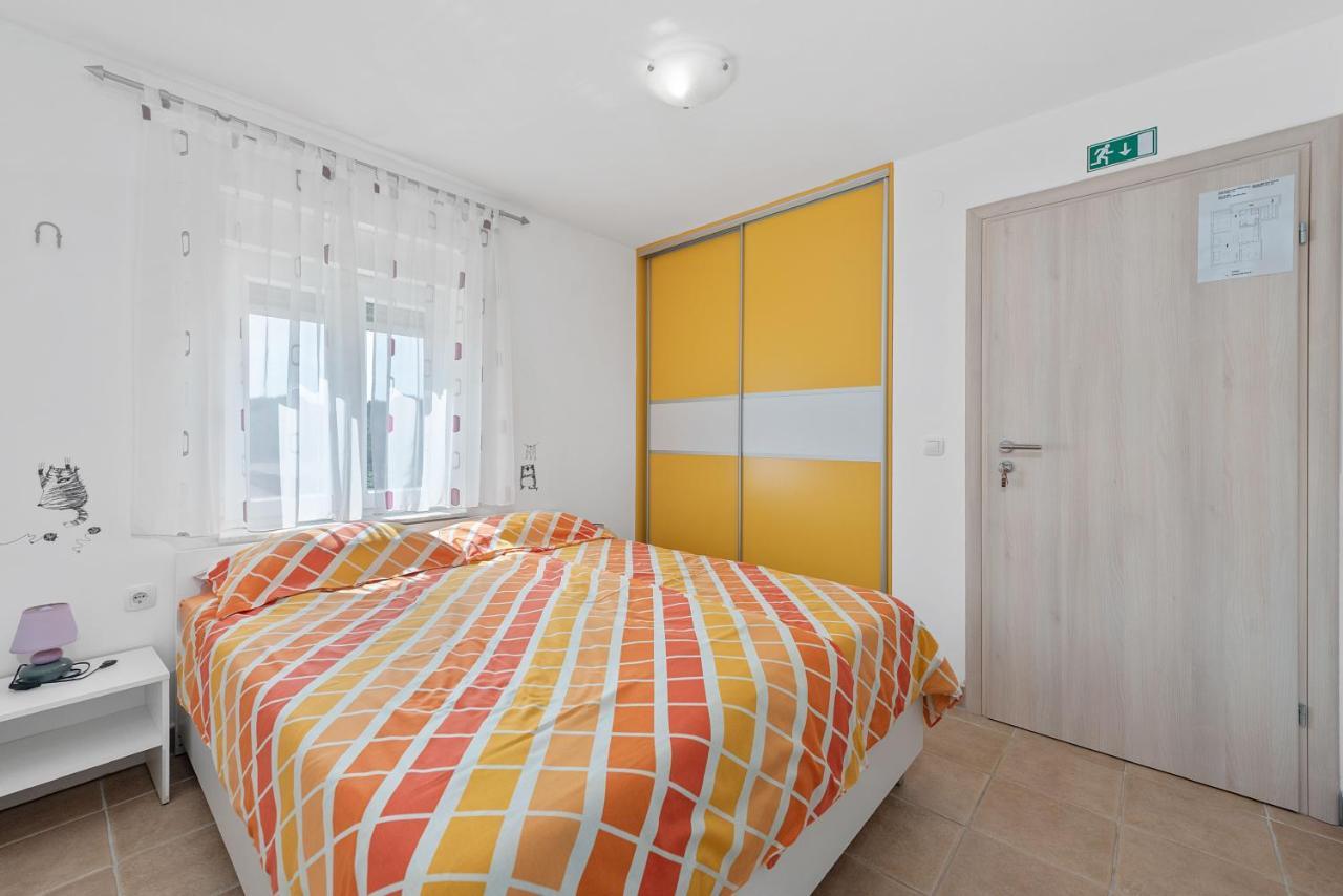 Apartments Joni Cikat มาลีโลชินจ์ ภายนอก รูปภาพ