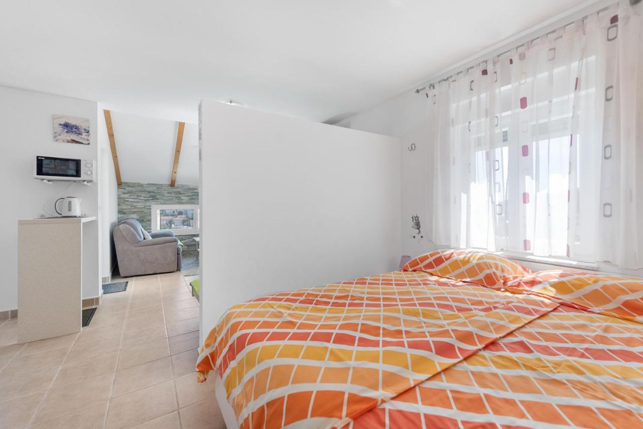 Apartments Joni Cikat มาลีโลชินจ์ ภายนอก รูปภาพ